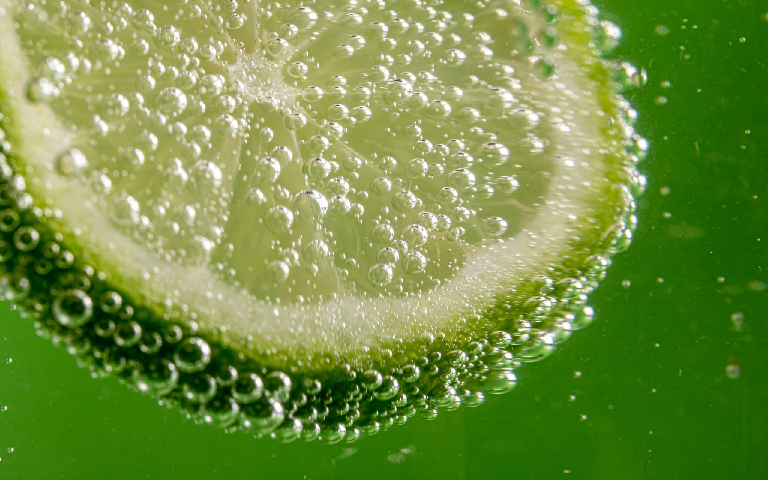 Download wallpaper 2560x1600 lime, slice, bubbles, macro, green