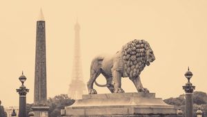 Preview wallpaper lion, statue, street, city, france, paris, black and white