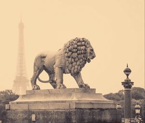 Preview wallpaper lion, statue, street, city, france, paris, black and white