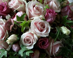 Preview wallpaper lisianthus russell, roses, flowers, bouquet, drop, freshness, leaves
