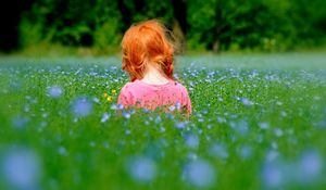 Preview wallpaper little girl, grass, sitting, field