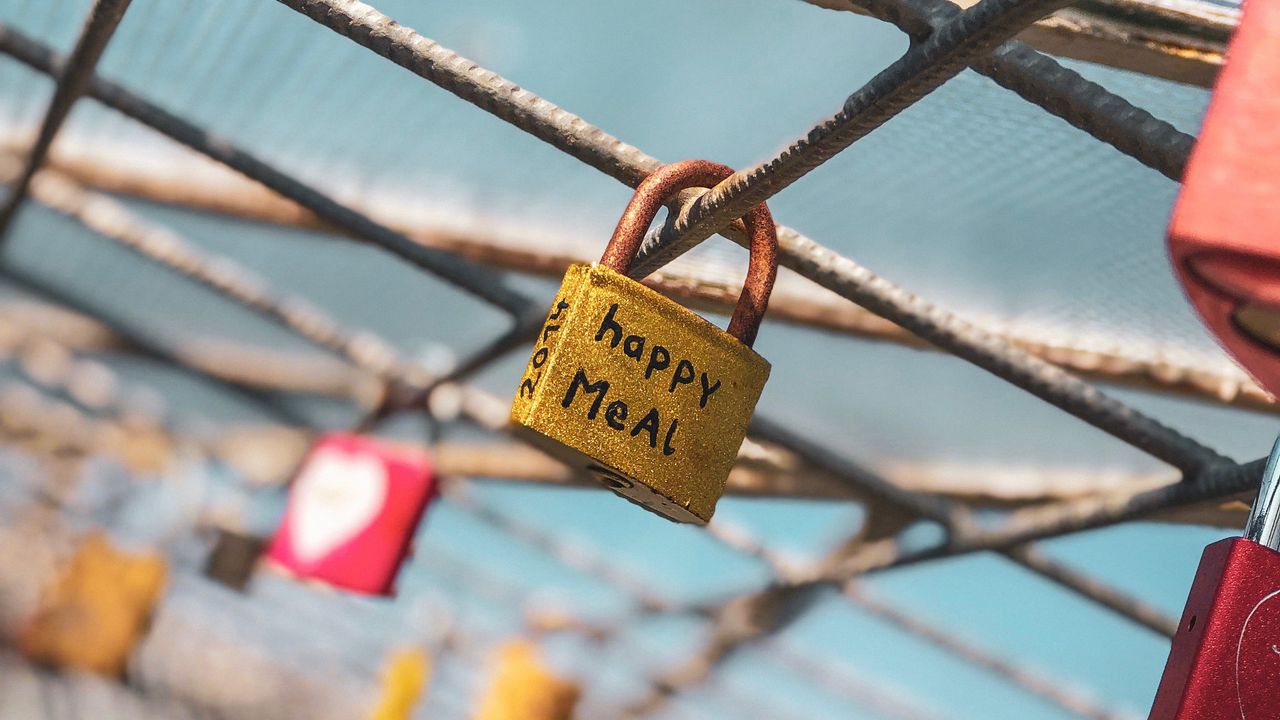 Wallpaper lock, closed, golden, inscription