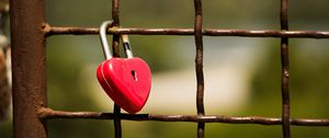 Preview wallpaper lock, heart, fence, lattice