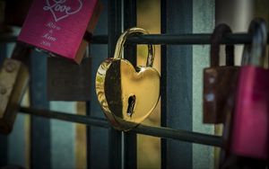 Preview wallpaper lock, heart, golden, love, closed