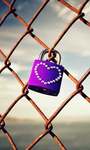 Preview wallpaper lock, heart, mesh, fence, rust