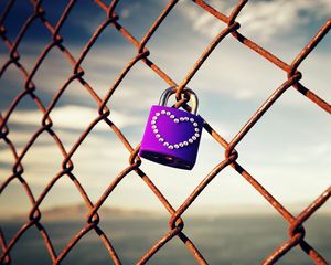 Preview wallpaper lock, heart, mesh, fence, rust