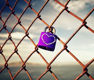 Preview wallpaper lock, heart, mesh, fence, rust