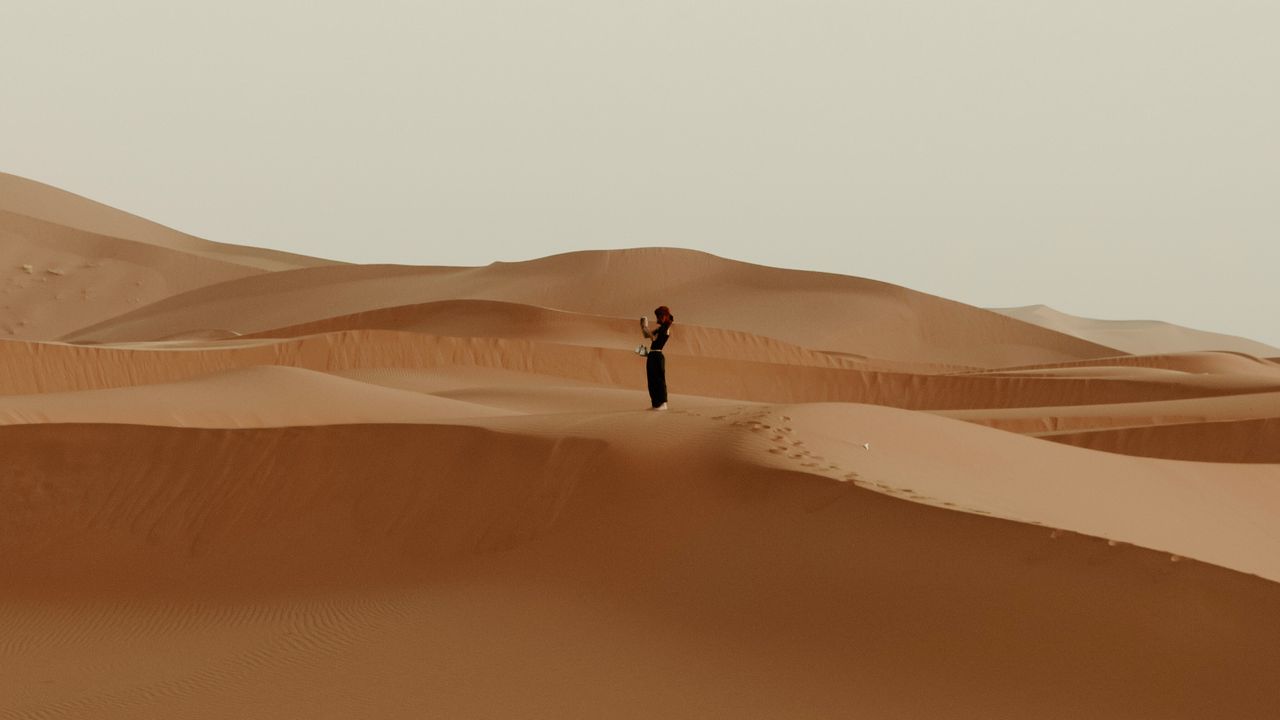 Wallpaper lonelines, alone, sdesert, dunes, girl