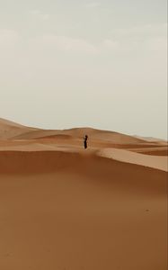 Preview wallpaper lonelines, alone, sdesert, dunes, girl