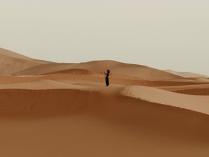 Preview wallpaper lonelines, alone, sdesert, dunes, girl