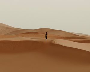 Preview wallpaper lonelines, alone, sdesert, dunes, girl