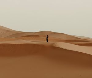 Preview wallpaper lonelines, alone, sdesert, dunes, girl