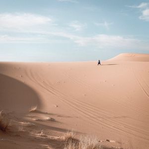 Preview wallpaper loneliness, alone, desert, horizon