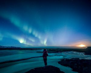 Preview wallpaper loneliness, alone, girl, northern lights, sky