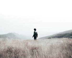 Preview wallpaper loneliness, field, hat, man