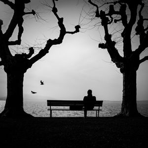 Preview wallpaper loneliness, lonely, bench, silhouette