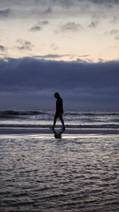 Preview wallpaper loneliness, silhouette, horizon, beach, sky