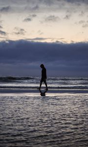 Preview wallpaper loneliness, silhouette, horizon, beach, sky