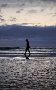 Preview wallpaper loneliness, silhouette, horizon, beach, sky