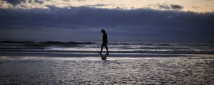 Preview wallpaper loneliness, silhouette, horizon, beach, sky