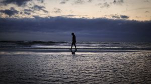 Preview wallpaper loneliness, silhouette, horizon, beach, sky