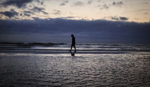 Preview wallpaper loneliness, silhouette, horizon, beach, sky