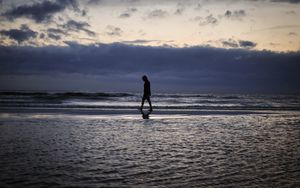 Preview wallpaper loneliness, silhouette, horizon, beach, sky