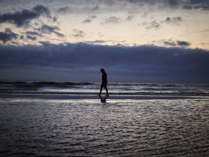 Preview wallpaper loneliness, silhouette, horizon, beach, sky