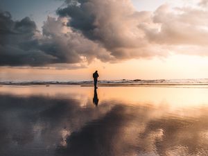 Preview wallpaper lonely, loneliness, horizon, clouds, sunset