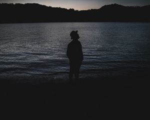 Preview wallpaper lonely, red, silhouette, hat