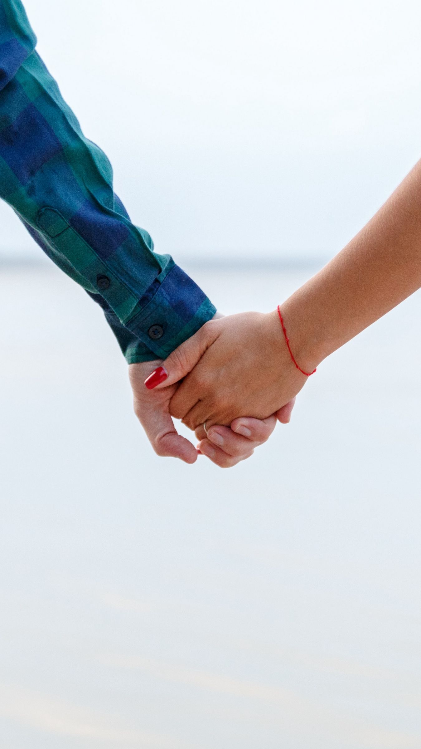 Download wallpaper 1350x2400 love, couple, hands iphone 8+/7+/6s+/6+ for  parallax hd background
