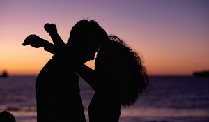 Preview wallpaper love, couple, silhouette, sunset, sea