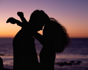 Preview wallpaper love, couple, silhouette, sunset, sea