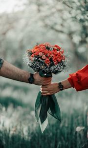 Preview wallpaper love, hands, bouquet, roses, flowers