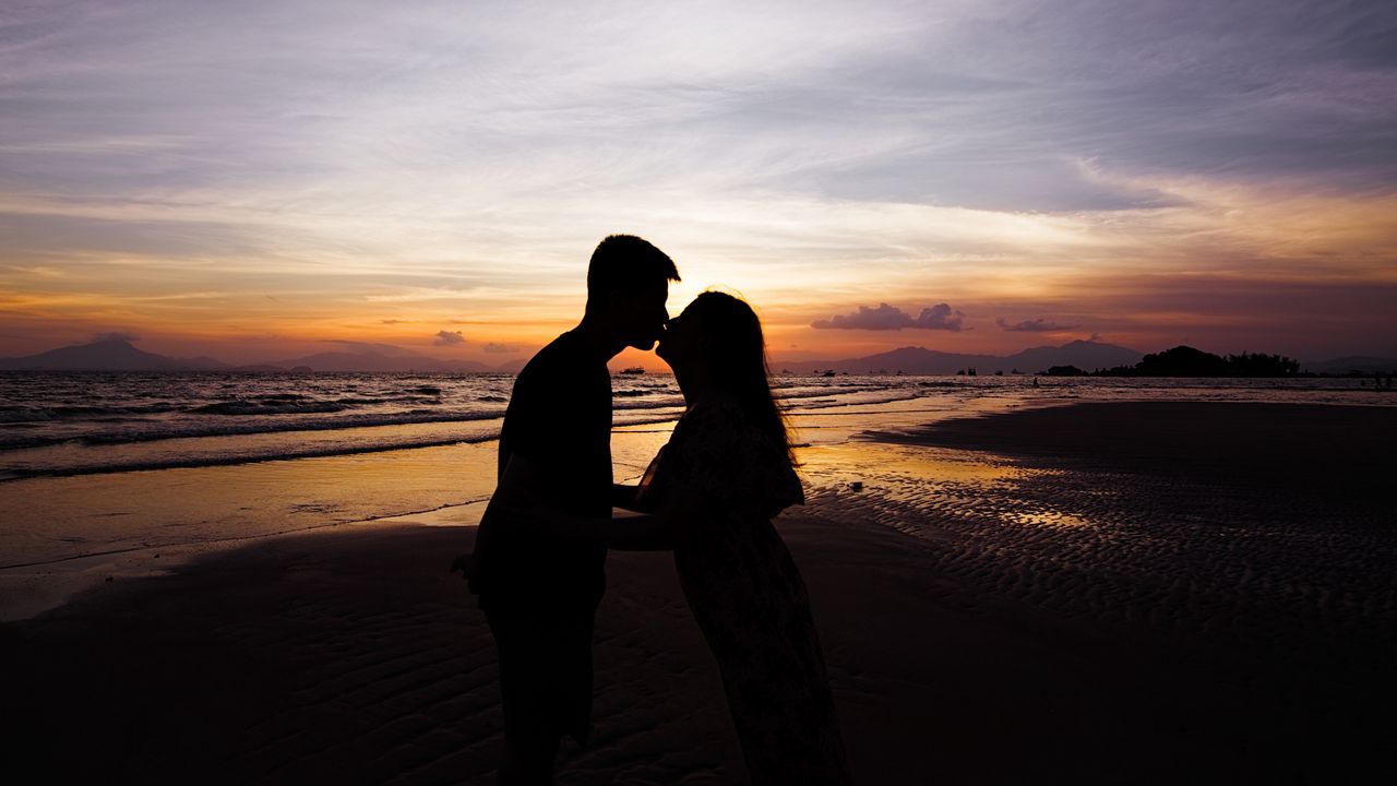 Wallpaper love, silhouette, kiss, sunset