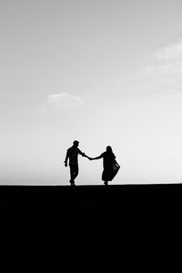 Preview wallpaper love, silhouette, lovers, horizon, bw