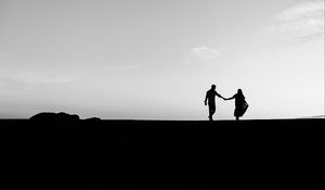 Preview wallpaper love, silhouette, lovers, horizon, bw