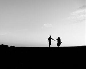 Preview wallpaper love, silhouette, lovers, horizon, bw