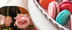 Preview wallpaper macaron, cookies, roses, dessert