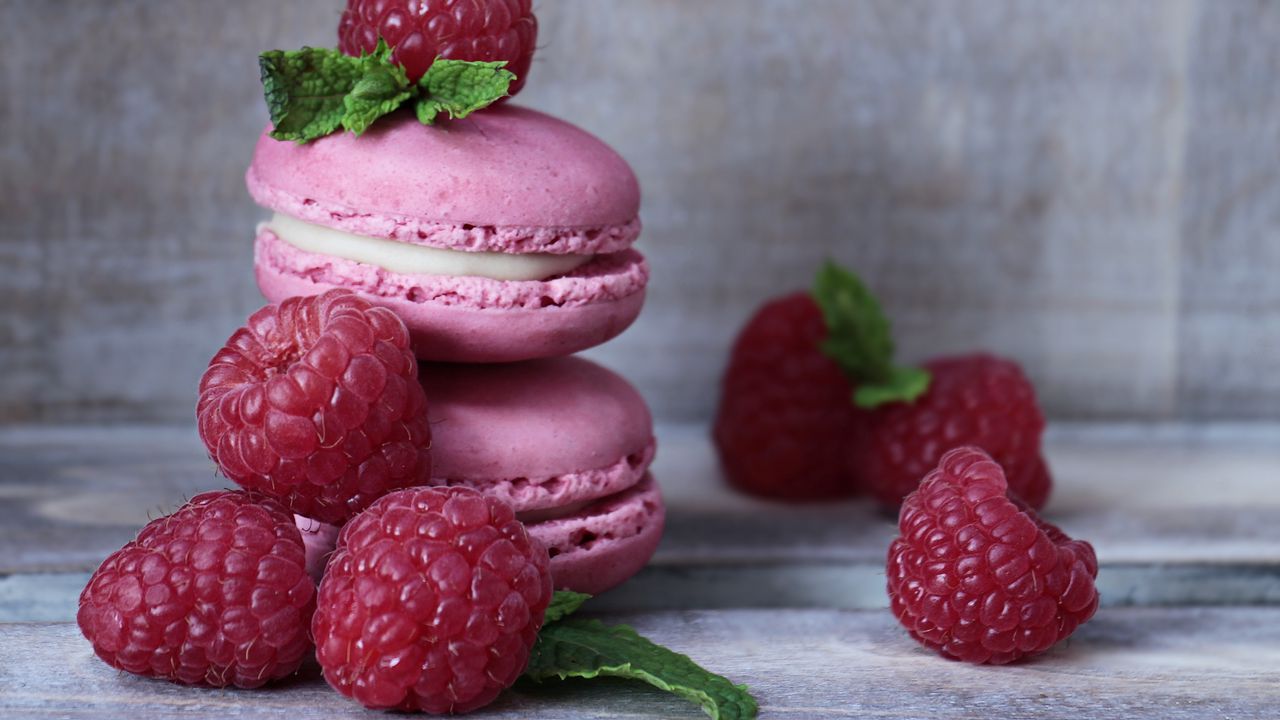 Wallpaper macarons, almond biscuits, raspberries