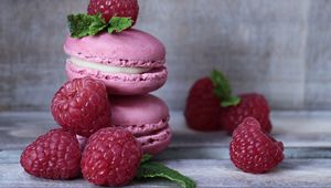 Preview wallpaper macarons, almond biscuits, raspberries