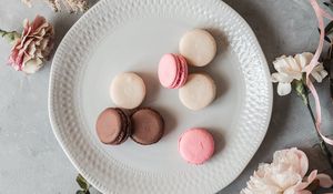 Preview wallpaper macarons, cookies, dessert, plate, flowers