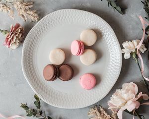 Preview wallpaper macarons, cookies, dessert, plate, flowers