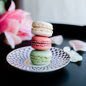 Preview wallpaper macarons, cookies, dessert, plate, colorful