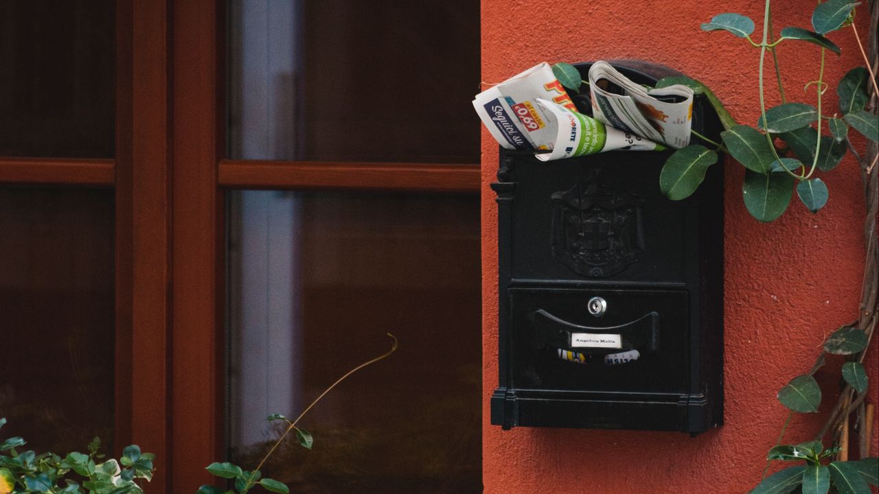 Wallpaper mailbox, newspaper, house, wall