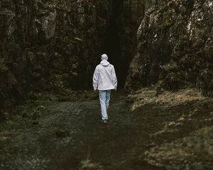 Preview wallpaper man, alone, rock, gorge
