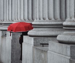 Preview wallpaper man, alone, umbrella, columns, red