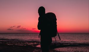 Preview wallpaper man, backpack, silhouette, beach, dark