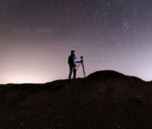 Preview wallpaper man, camera, starry sky, night, dark