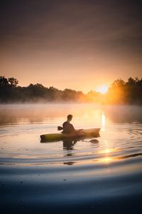 Preview wallpaper man, canoe, lake, sunset, fog